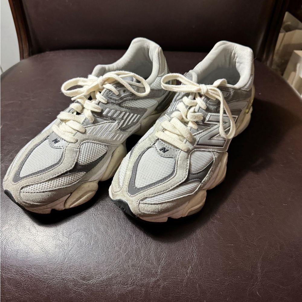 EUC - Men’s 8.5 - Woman’s 10 - New Balance 9060 Grey